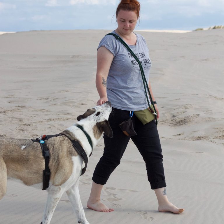 Cindy mit Minze Cindy mit ihrer Pyrenäenberghündin Minze am Strand
